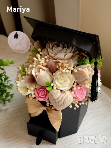 Букет с цветя от соев восък в кутия за абитуриент - черна шапка , снимка 6 - Изкуствени цветя - 53955325