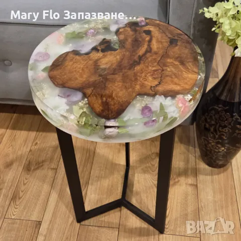 Ръчно изработена холна маса от дърво и епоксидна смола с вградени цветя, метална основа