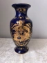 Порцеланова ваза с кобалтово -синя глазура и богата златна декорация., снимка 1