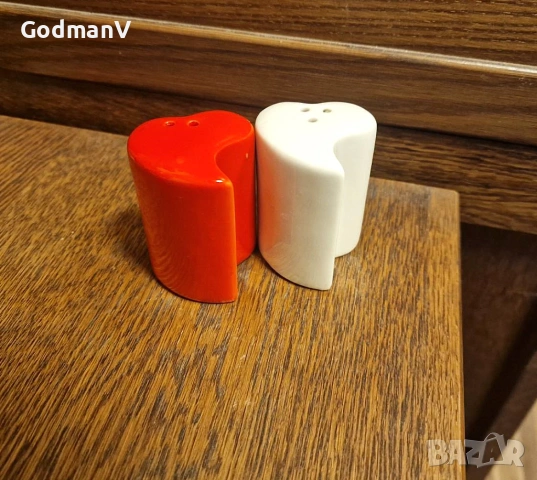 Керамичен Комплект Солница и Пиперничка „Сърца“ – Бяло и Червено