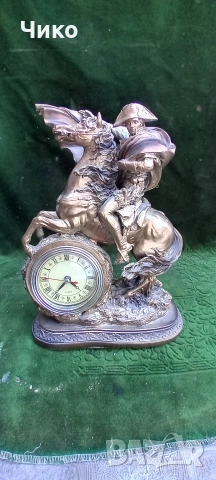 Красив часовник със стойка