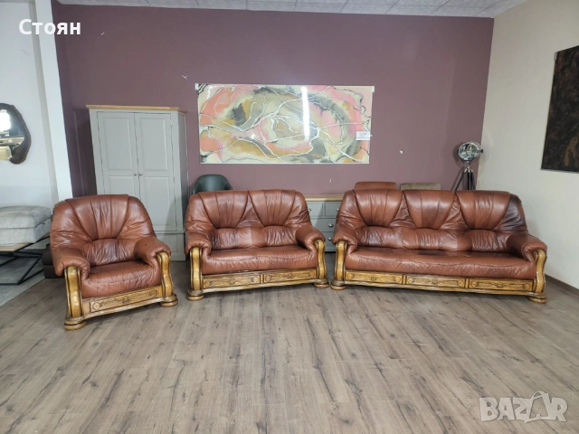 Кафяв комплект дивани тройка,двойка и фотьойл от естествена кожа и дъб