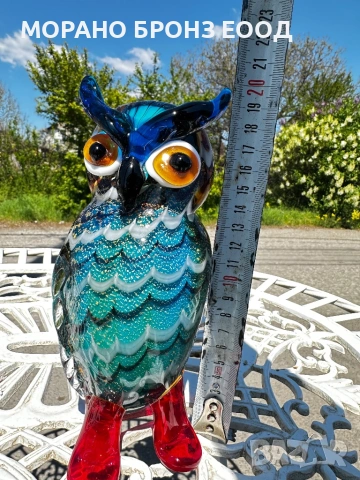 Уникална арт фигура „Кукумявка с червени ботуши“ – Стил Мурано (1.3 кг)