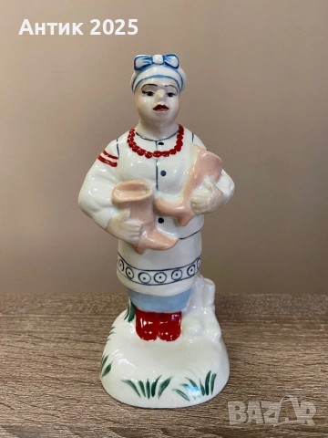 Винтидж порцеланова статуетка „Момиче със сапожки“, СССР