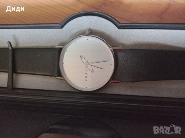 Ръчен часовник с кутия.Кварцов.