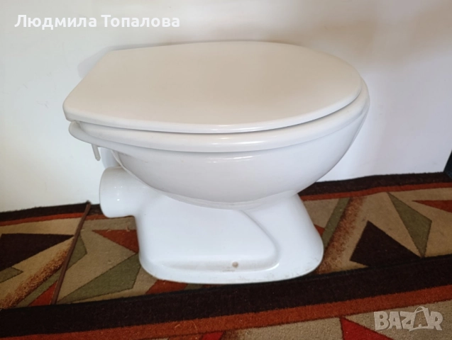 Продавам тоалетна с стенно казанче