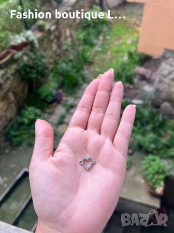 Сребристо медальонче във формата на сърце с блестящи камъчета ❤️, снимка 2 - Колиета, медальони, синджири - 52378348