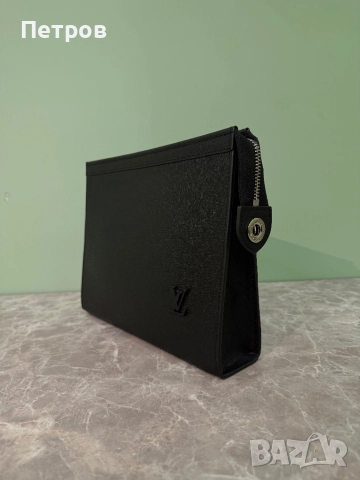 КАТО ЧИСТО НОВ Louis Vuitton Black Taiga Clutch , снимка 4 - Чанти - 52523438
