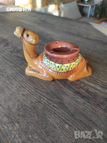 пепелник с форма на камила 