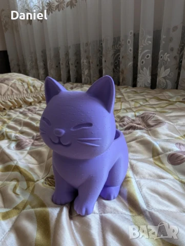 Малка лилава саксия във формата на котка 