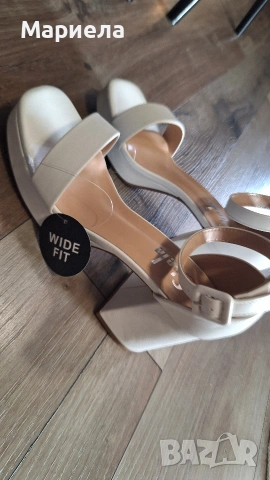 Бели обувки на висок ток 