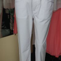 СНЕЖНОБЯЛ панталон със 7/8 дължина на крачола и с красиви джобове с бродерия и сребристи камъчета , снимка 1 - Панталони - 45380661