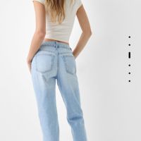 Светлосини дънки Bershka Mom jeans, снимка 2 - Дънки - 45555512