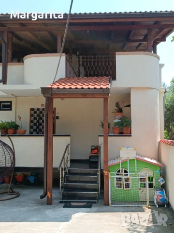 Продава се къща с гараж 