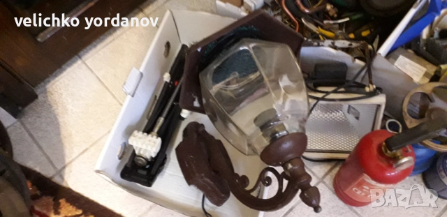 Много чинии,чаши по 1лев,машини по 40лв.