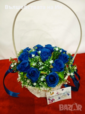 Кошници декорирани с декоративни цветя. 