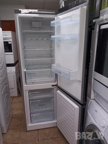 Черен комбиниран хладилник с фризер Бош Bosch с две години гаранция!, снимка 2 - Хладилници - 53776158