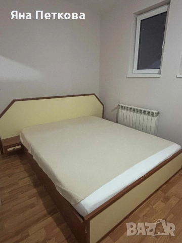 Легло с подматрачна рамка и повдигащ механизъм 