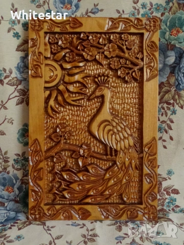 Дърворезбовано пано "Паун"