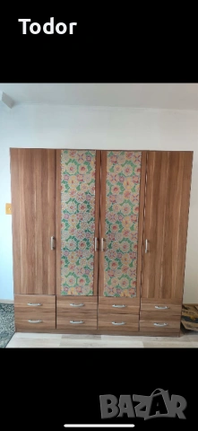 Продавам четирикрилен гардероб с чекмеджета – отлично състояние