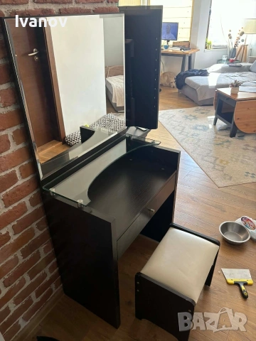 Тоалетка с огледало и стол