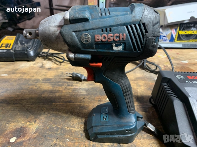 Употребяван ударен винтоверт Bosch GDS 18V300 със зарядно и две батерии, снимка 2 - Винтоверти - 52480639