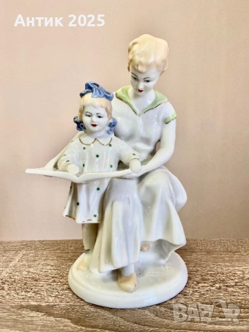 Статуетка „Първата книга“ — Полонне ЗХК, порцелан, клеймо 1956–1972 г.