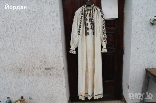 Дамска риза от народна носия