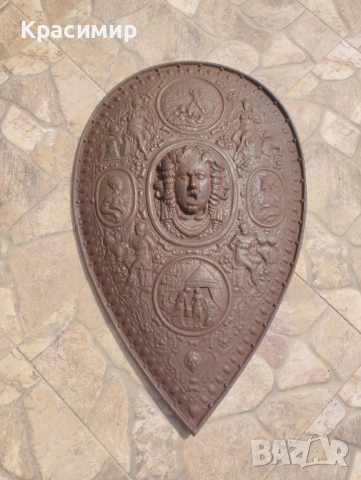 Чугунен щит „écu“ в ренесансов стил, украсен с глава на медуза, 19-ти век. 