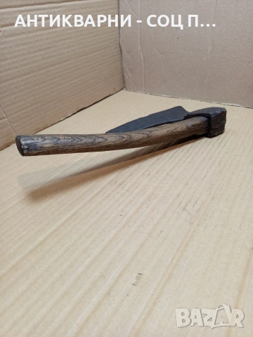 Соц Стар Ръчно Кован Дърводелски Инструмент Брадва Кривица. НОМЕР 503., снимка 4 - Антикварни и старинни предмети - 53446102