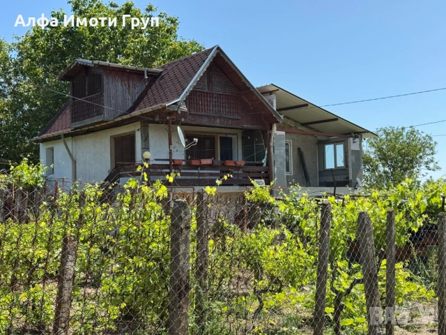 Двуетажна къща в ”Лозята” град Добрич