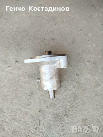 Продавам тяло за водна помпа за ВАЗ , с ос и лагери - нова