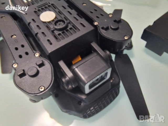 Дрон с двойна камера и WiFi 4 батерии и много резервни перки с проблем, снимка 6 - Електрически играчки - 52488470