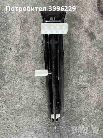 Оригинален крик, снимка 2 - Аксесоари и консумативи - 52915903