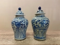 Двойка антикварни керамични вази с капачета, ръчна изработка, височина около 17 см, снимка 1