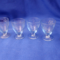 Ретро малки симпатични ракиени чашки, ръчна гравюра, син оттенък – 6 бр, снимка 4 - Антикварни и старинни предмети - 44938109