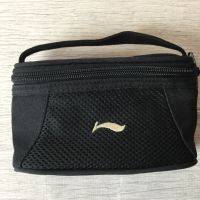 НОВА 100 % оригинална малка черна ръчна чантичка чанта с цип на LINING, снимка 1 - Чанти - 45075936