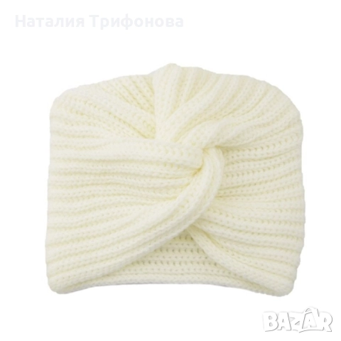 Дамска зимна плетена шапка с усукан възел по средата, снимка 2 - Шапки - 52641427