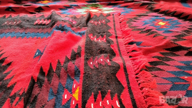 Автентичен ръчно тъкан вълнен килим – старинен и запазен с красиви традиционни мотиви, снимка 6 - Декорация за дома - 51545472