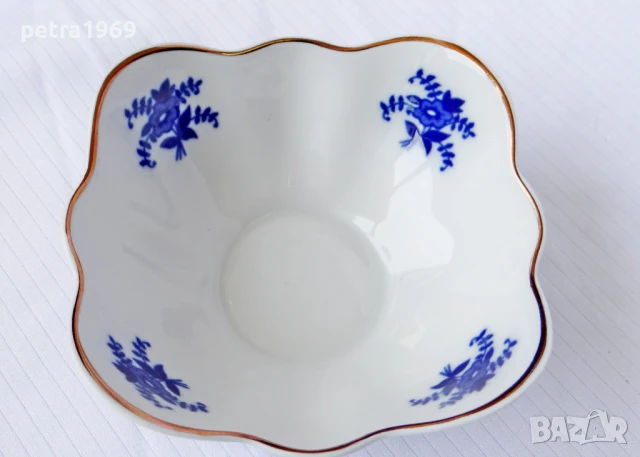 Порцеланова некръгла купа на Коростенския завод със златен кант и кобалтови цветя