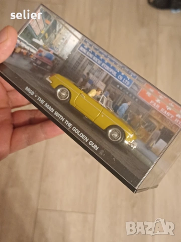 Това е колекционерски модел на автомобил MGB в мащаб 1:43, който е част от официалната серия „The Ja, снимка 5 - Колекции - 53447279