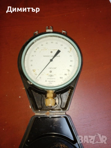 Продавам образцов манометър