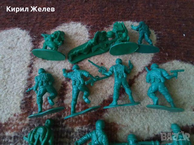 Войници пластмасови 12 броя 51737, снимка 5 - Колекции - 52105571