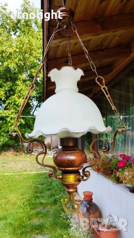 Красив масивен месингов полилей съчетание с дървени елементи и две стъкленици , снимка 2 - Полилеи - 52209294