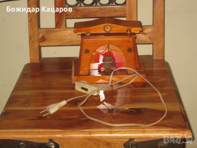 Стара, работеща декоративна лампа. Цена - 20 евро. Пращам по куриер. За София, може и лично да си я 