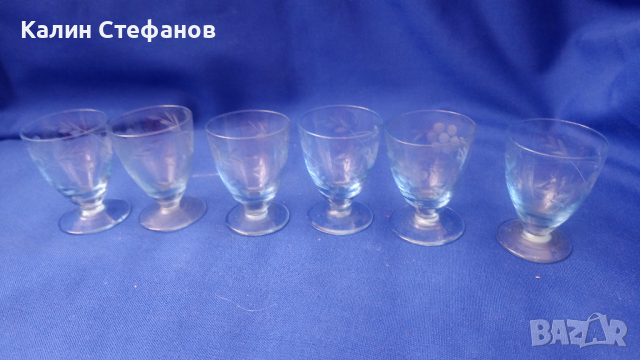 Ретро малки симпатични ракиени чашки, ръчна гравюра, син оттенък – 6 бр, снимка 4 - Антикварни и старинни предмети - 44938109