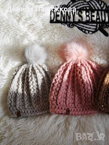 Ръчно плетена шапка „Даниела“ с  релефна плетка и подвижен пухкав помпон, снимка 9 - Шапки - 52623227