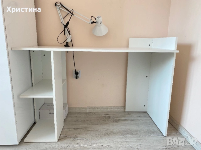 Бяло бюро с рафтове 