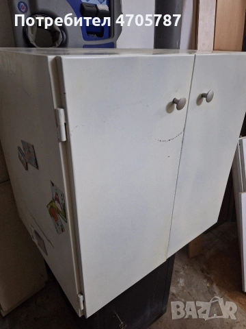 метален шкаф.