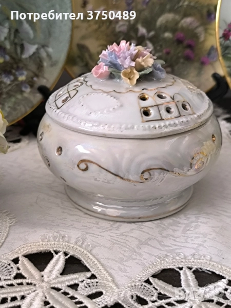 Бонбониера с релефни цветя и перлен блясък, снимка 1